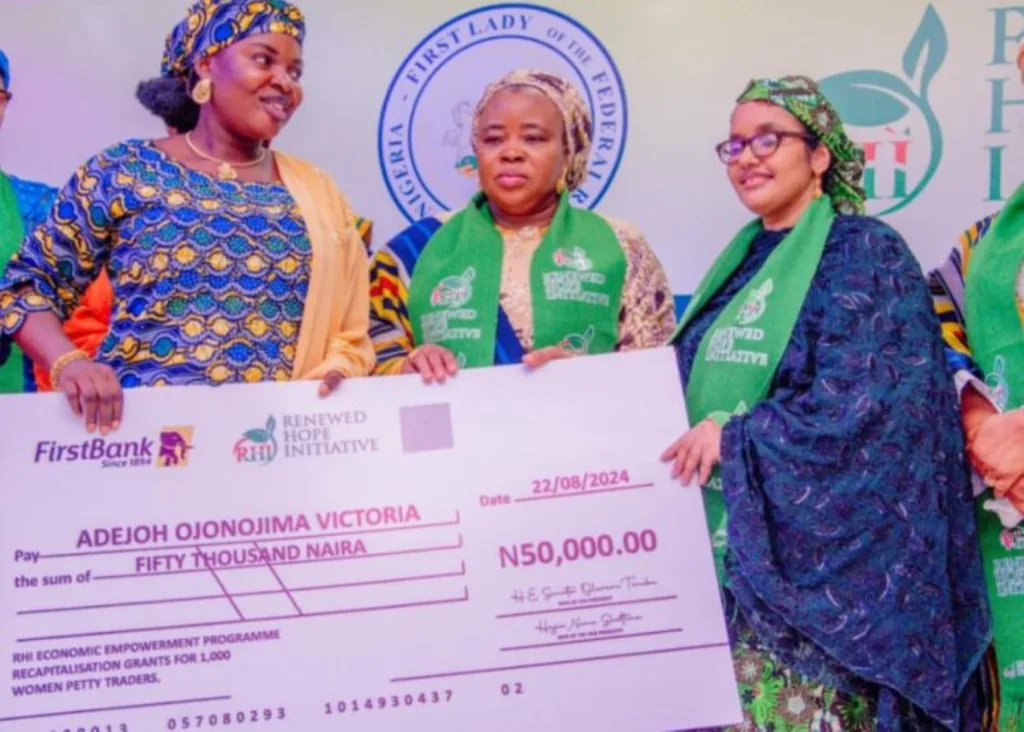 First Lady Empowers 1,000 Kogi Women With 50,000 Naira Each.