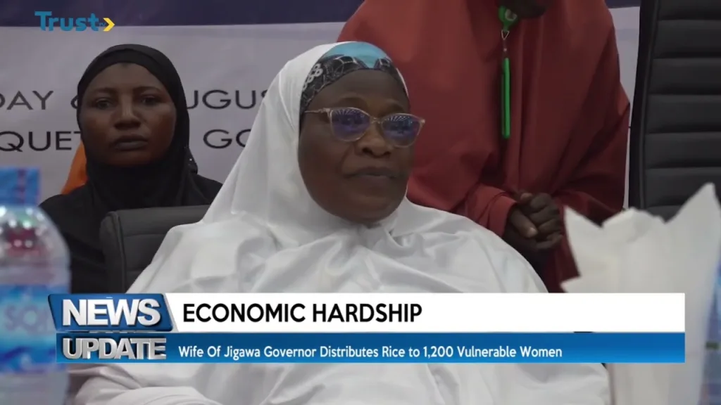 Wife of Jigawa governor distributes rice to 1,200 vulnerable women